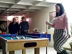 Ginga maciça jogando sinuca!