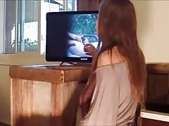 Mulher gosta de olhar on-line