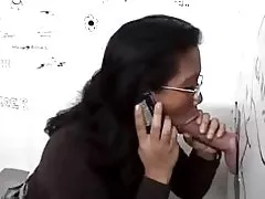 Gloryhole no banheiro para garota asiática