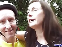 Euro inglês milf em foda anal de meias