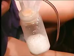 "Sexy" de cabelos longos leite de bombas duplas latina dos seios inchados