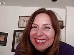 Mãe americana impertinente, brincando com ela mesma