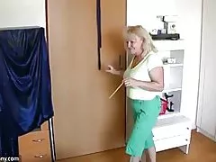 Oldnanny gordinha madura com velhos maduro está brincando com a buceta